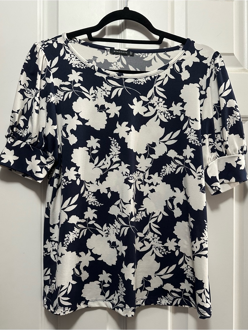 Staccato Navy and White Floral Short Sleeve Top size small